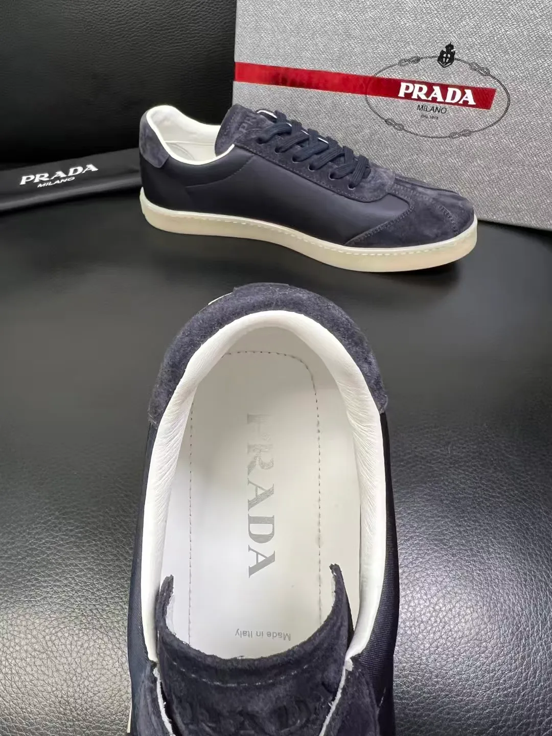 P380 38-45 Prada Prada’s new men’s leather sneakers, the highest version on the market, any comparison is welcome🆚! The original leather has excellent texture and is super high-end! Fetal sheep net lining imported from Italy, removable pad! Luxurious materials and fine workmanship, highly recommended! No. 058